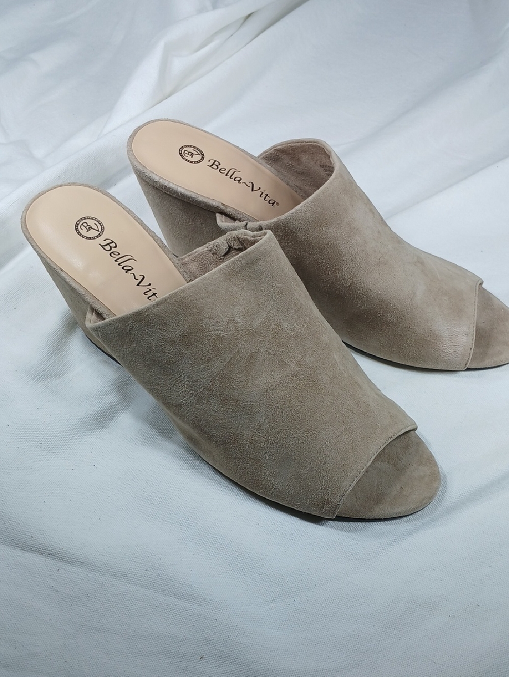 Bella Vita womens Taupe Suede Open-Toe Mule 9.5 wide